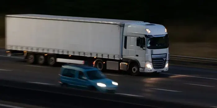 Tır ve Kamyonla Güvenli Gece Sürüşü İçin Temel İpuçları